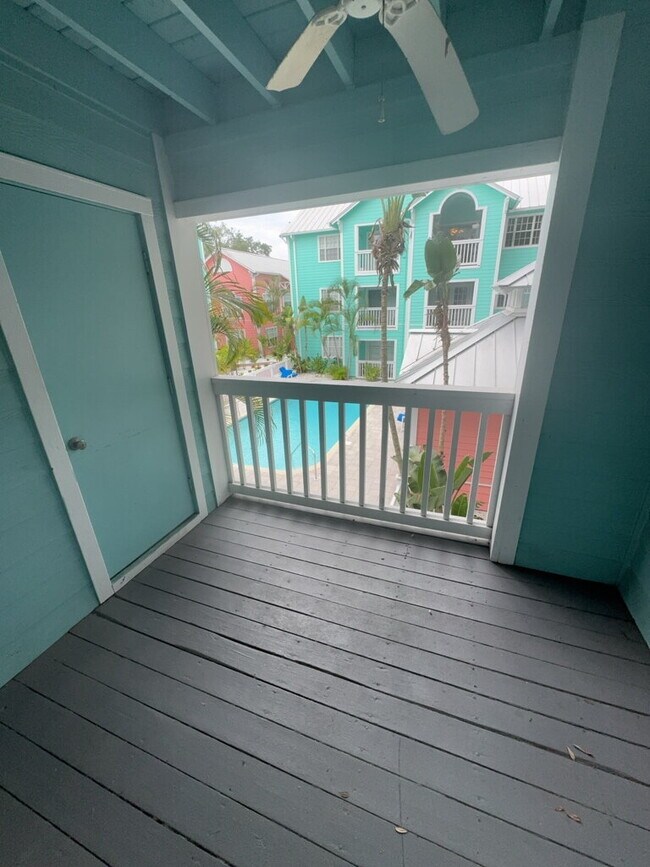 Building Photo - "Charming 2-Bedroom Haven in Heart of Tampa with Modern Comforts – 897 Sq Ft of Cozy Living!"