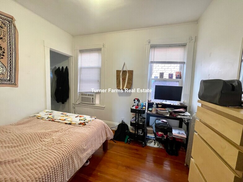 Building Photo - 162 Kelton St