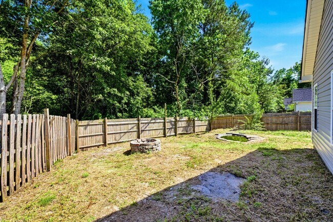 Building Photo - 215 Gardenview Ct NE