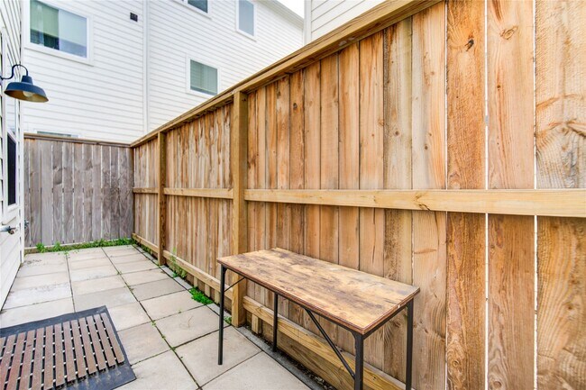 Building Photo - 730 Carriage Knls Dr