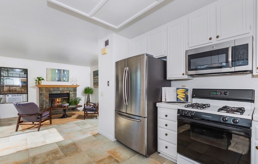 kitchen. furniture not included. picture taken before internal remodel. - 10734 Chinon Cir