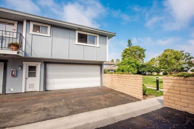 Building Photo - Huntington Beach Townhouse