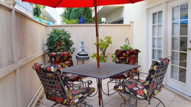 Private Courtyard - 813 15th St