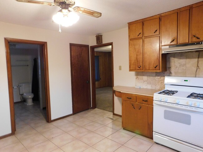 Building Photo - Great 2 bedroom/1 bath home with 2 car gar...