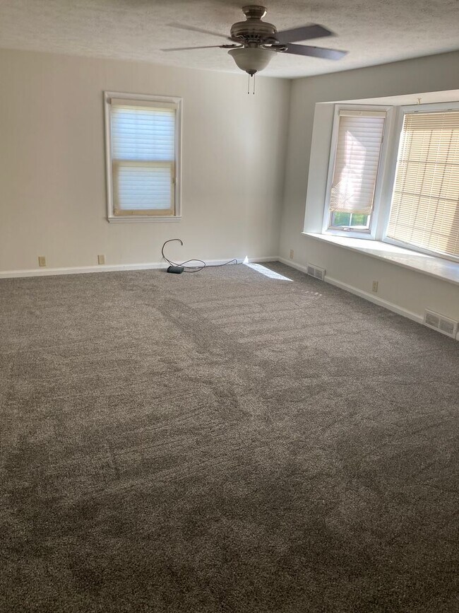 Building Photo - PRICE REDUCED! 2 Bedroom, 1 bath located i...