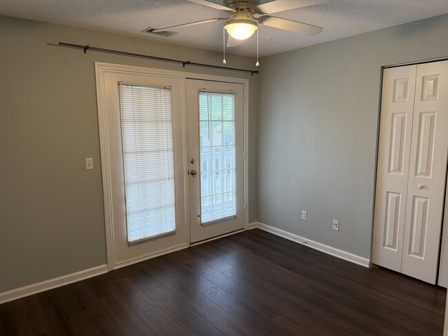 Building Photo - Beautifully renovated 3-bedroom, 2-bath condo located in Estates at Westbury