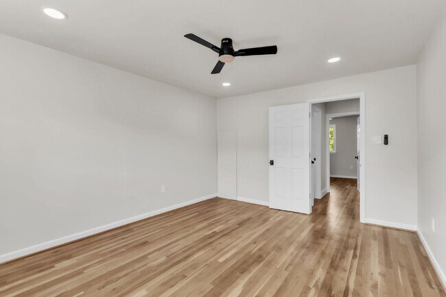 Building Photo - Newly Renovated 2 BR/ 1.5 BA Condo off Eas...