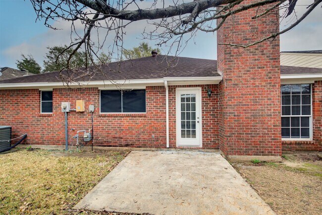 Building Photo - 1402 Forest Home Dr