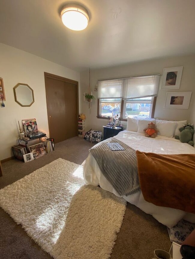 Building Photo - $1,300 | 2 Bedroom, 1 Bathroom Apartment |...
