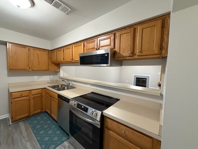 Building Photo - LANDSTOWN LAKES