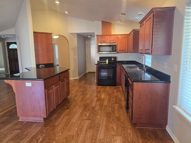 Building Photo - 3 bed 2 bath  Home for Rent in Grants Pass