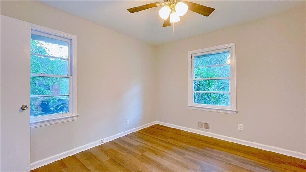 Building Photo - 2744 Fairlane Dr SE