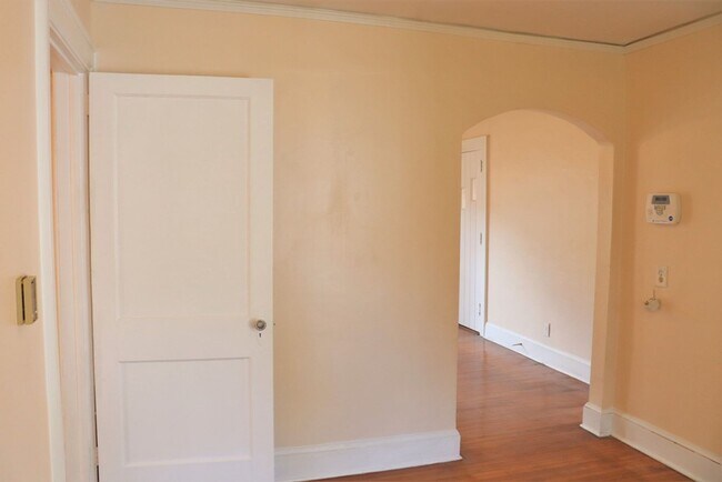 Building Photo - 2- Bedroom Bungalow Beauty