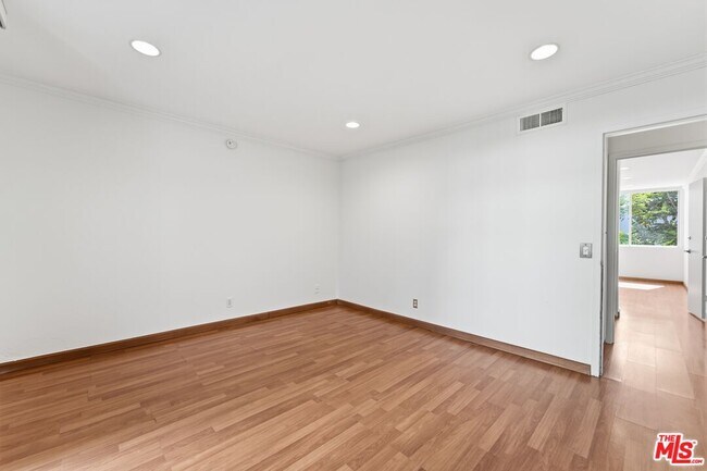 Building Photo - 100 S Doheny Dr