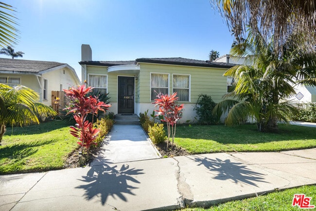 Building Photo - 2431 Walgrove Ave