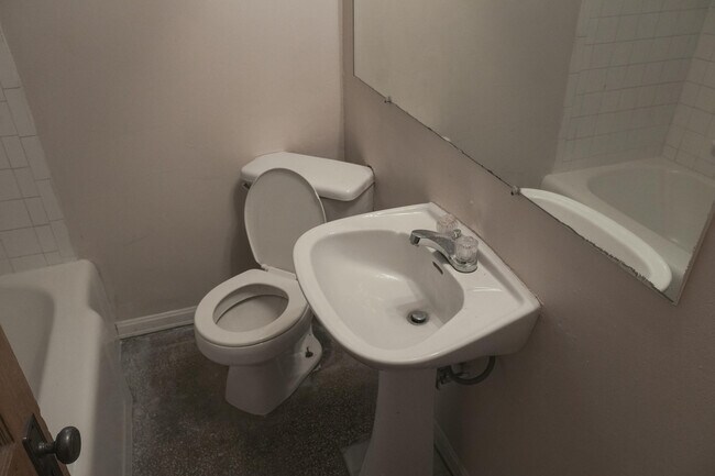 Building Photo - 831 Ashland St