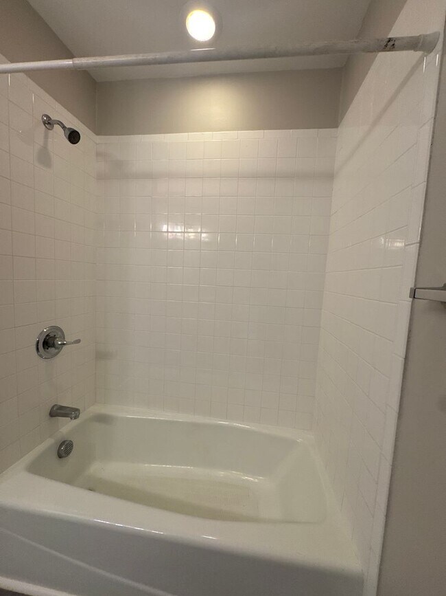 Building Photo - Spacious and inviting 3-bedroom