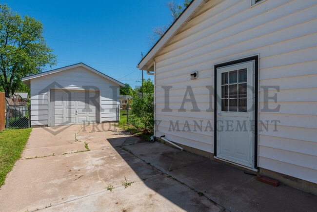 Building Photo - 3052 S Bonn Ave