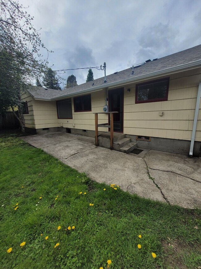 Building Photo - Charming 3BD/1BA located within walking distance to Friendly/College Hill neighborhood Market of ...