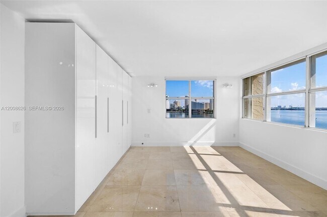 Building Photo - 1420 Brickell Bay Dr