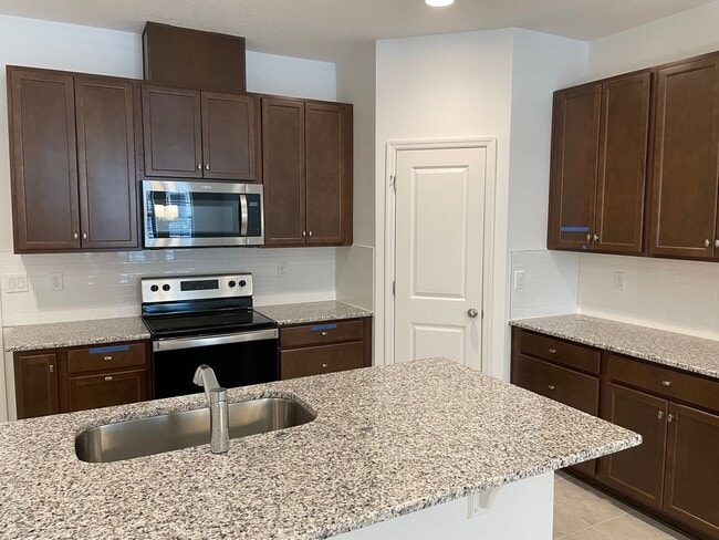 Building Photo - AVAILALBE NOW!! TOWNHOME IN HIGHLY DESIRAB...