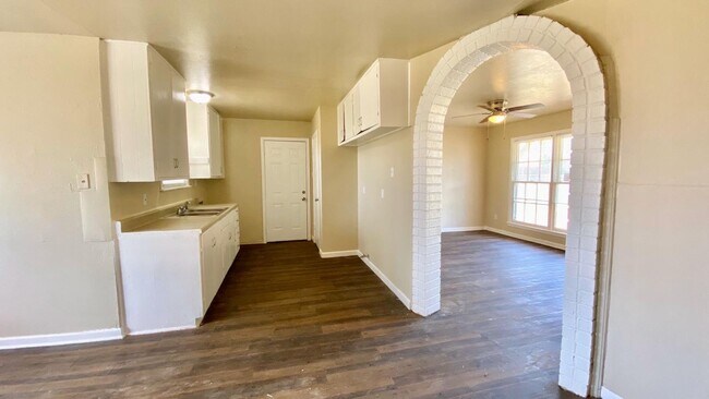 Building Photo - $0 First Month's Rent / $0 Deposit at Move-in