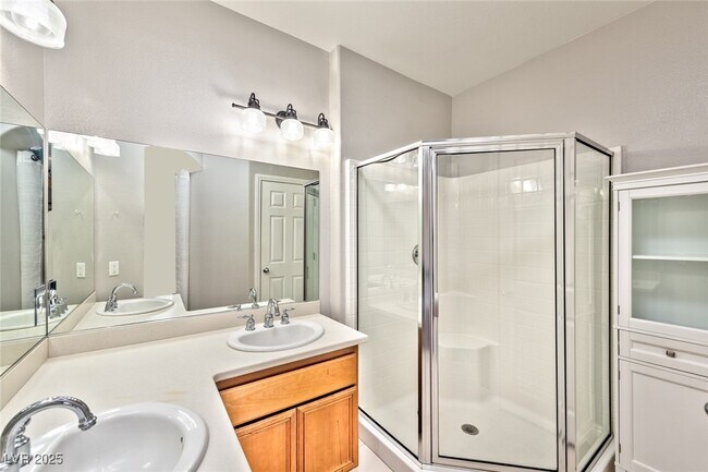 Building Photo - 7701 W Robindale Rd