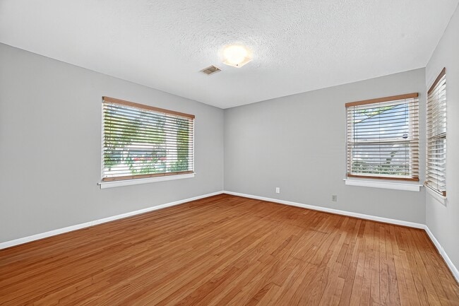Building Photo - 10005 Hazelhurst Dr