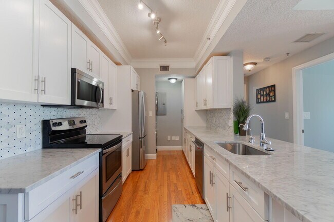 Building Photo - 9901 Baywinds Blvd