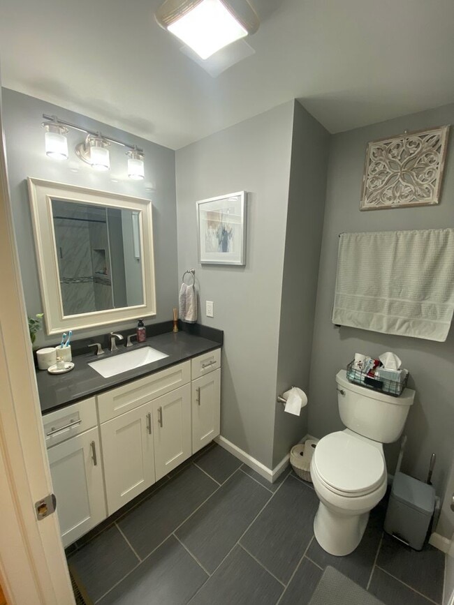 Building Photo - Beautiful Renovated 2 bedroom home with of...