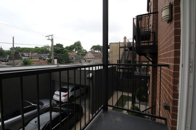 Building Photo - 3643 W Montrose Ave