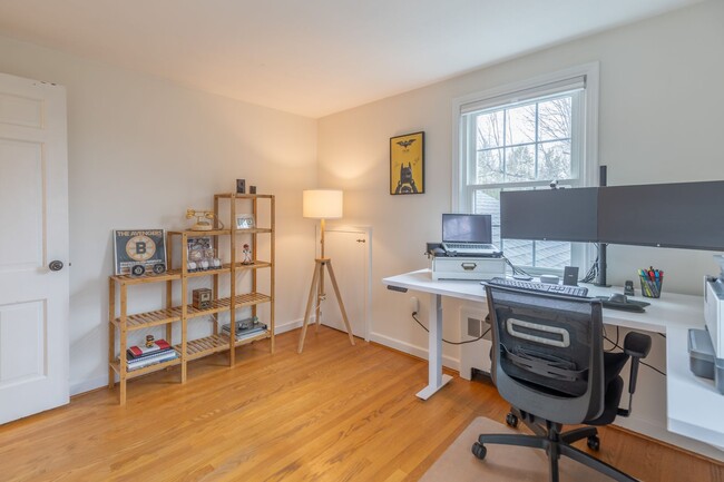 Building Photo - Bright and Beautiful 4 Bedroom Colonial