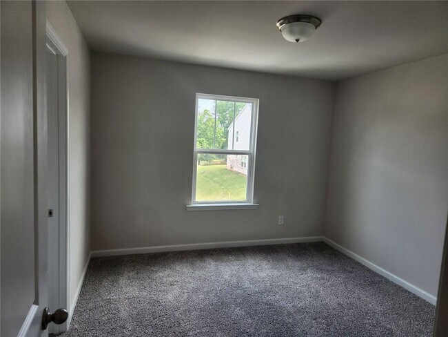 Building Photo - 1050 Sunny Lk Dr