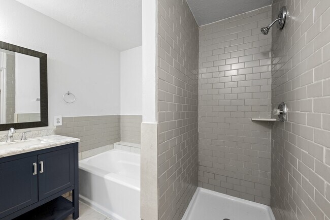 Building Photo - 12130 La Salle Oaks