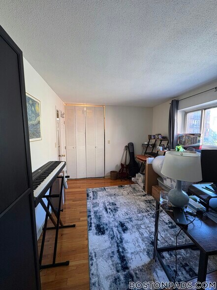 Building Photo - 245 Kelton St