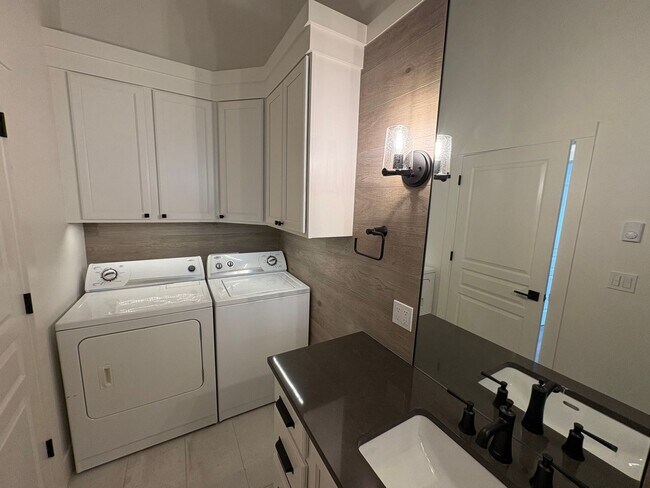 Building Photo - Remodeled 1 Bed/1 Bath Unit in Prime Location - Broadway