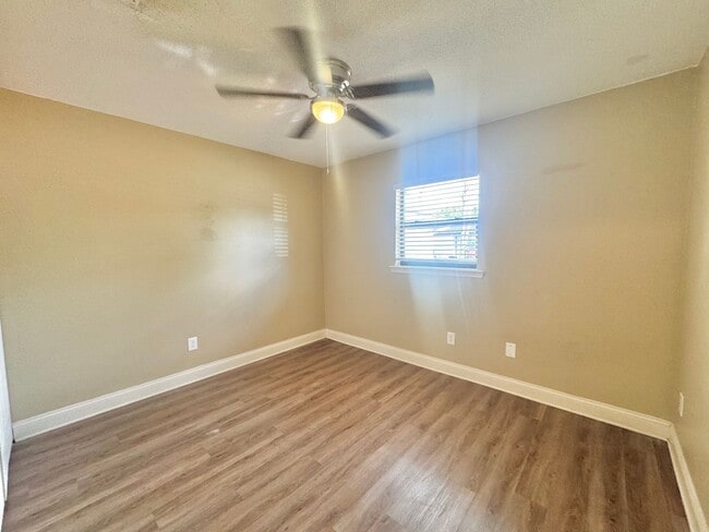 Building Photo - Apartment - Right off Cypress Gardens Blvd!