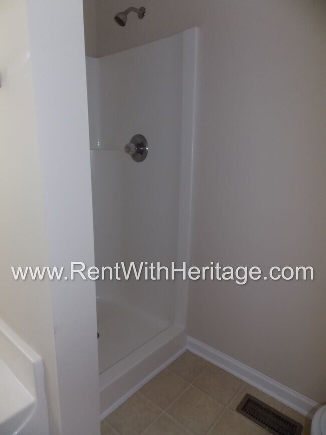 Building Photo - WONDERFUL HOME WITH FULL FINISHED BASEMENT / 5Bd - 3Ba / FENCED YARD