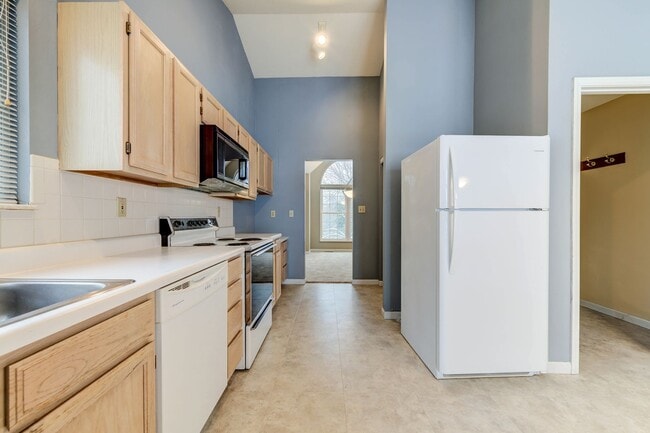 Building Photo - SPACIOUS 3 BEDROOM 2 BATH W/2 CAR GARAGE