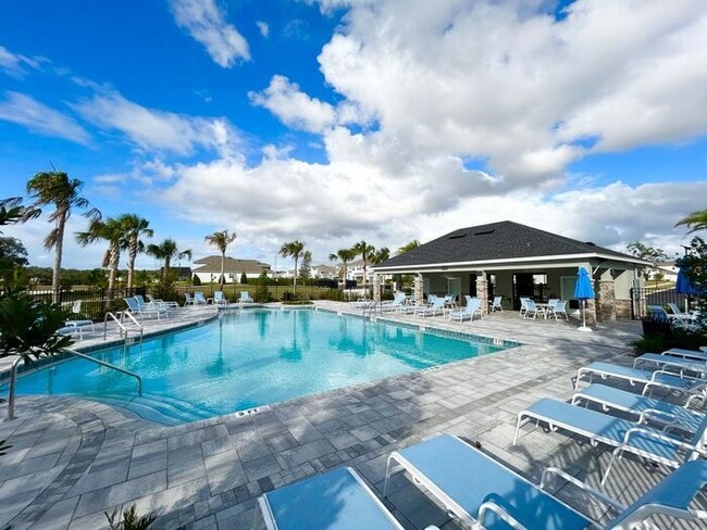 Building Photo - "Unfurnished" Luxurious 5/3.5 Stunning Home with a Generous Loft and a 2 Car Garage in the Highly...