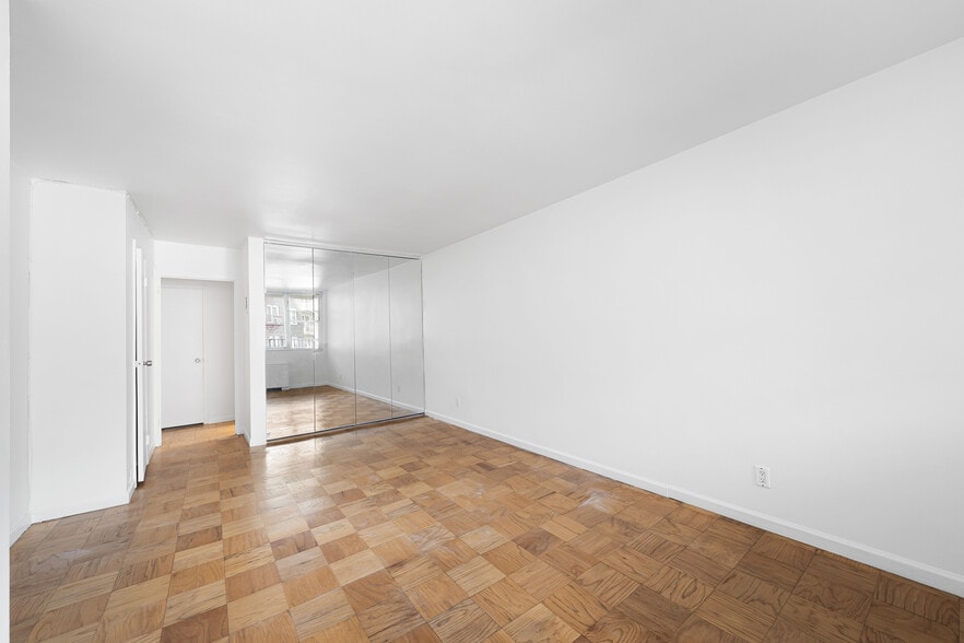 Building Photo - 6040 Boulevard E