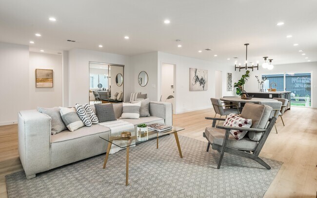 Building Photo - 3840 Somerset Dr