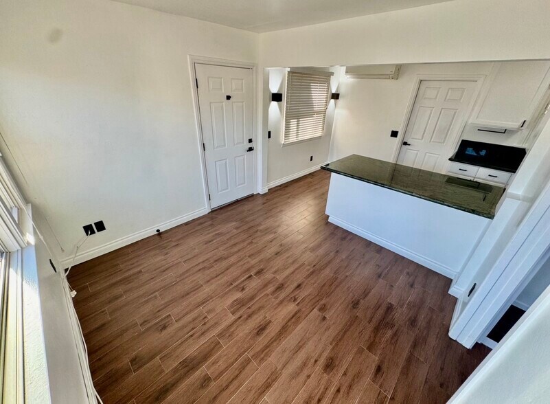 Building Photo - 919 E Grand Ave