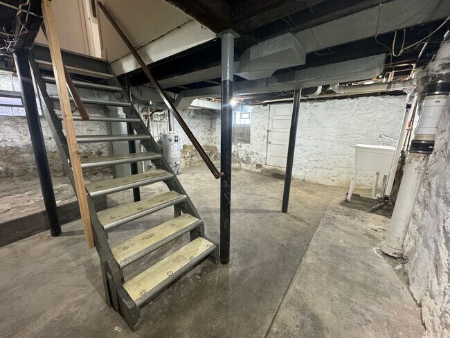 Building Photo - Spacious 4-Bed 2-Bath House!!