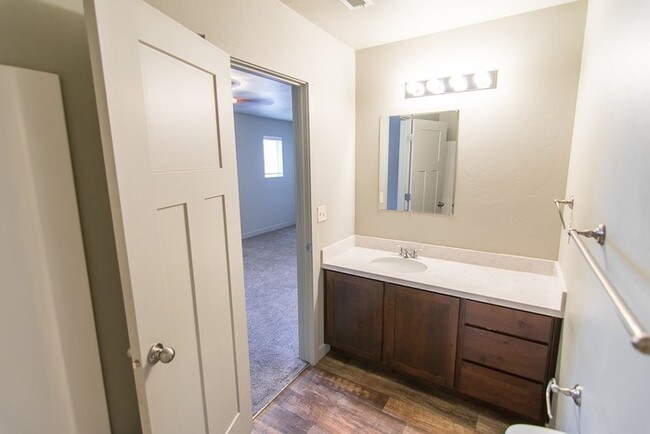 Building Photo - Amazing Townhome in Edgewater Community