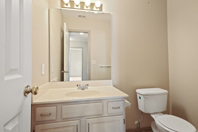 Building Photo - 2 bedroom 1.5 bath in Oak Grove-Available in July