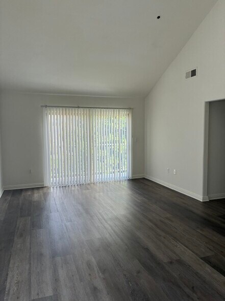 Building Photo - 15057 Burbank Blvd