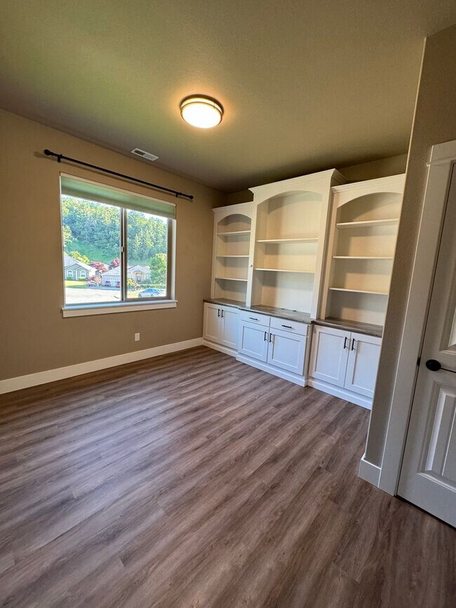 Building Photo - Newer Winchester 4 bedroom 2 bath home