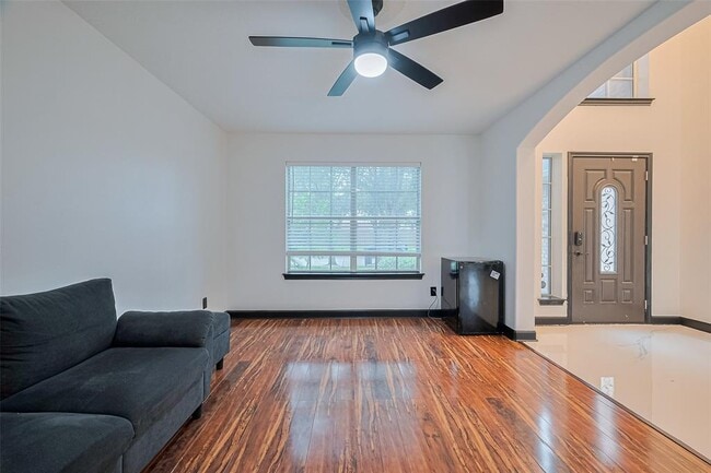 Building Photo - 13703 Broad Oaks Ln