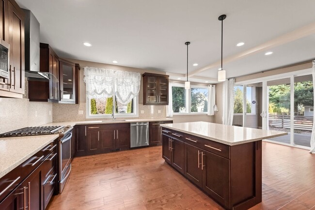 Building Photo - Amazing 4 beds/ 2.5 baths house in North Benson Hill/Renton.